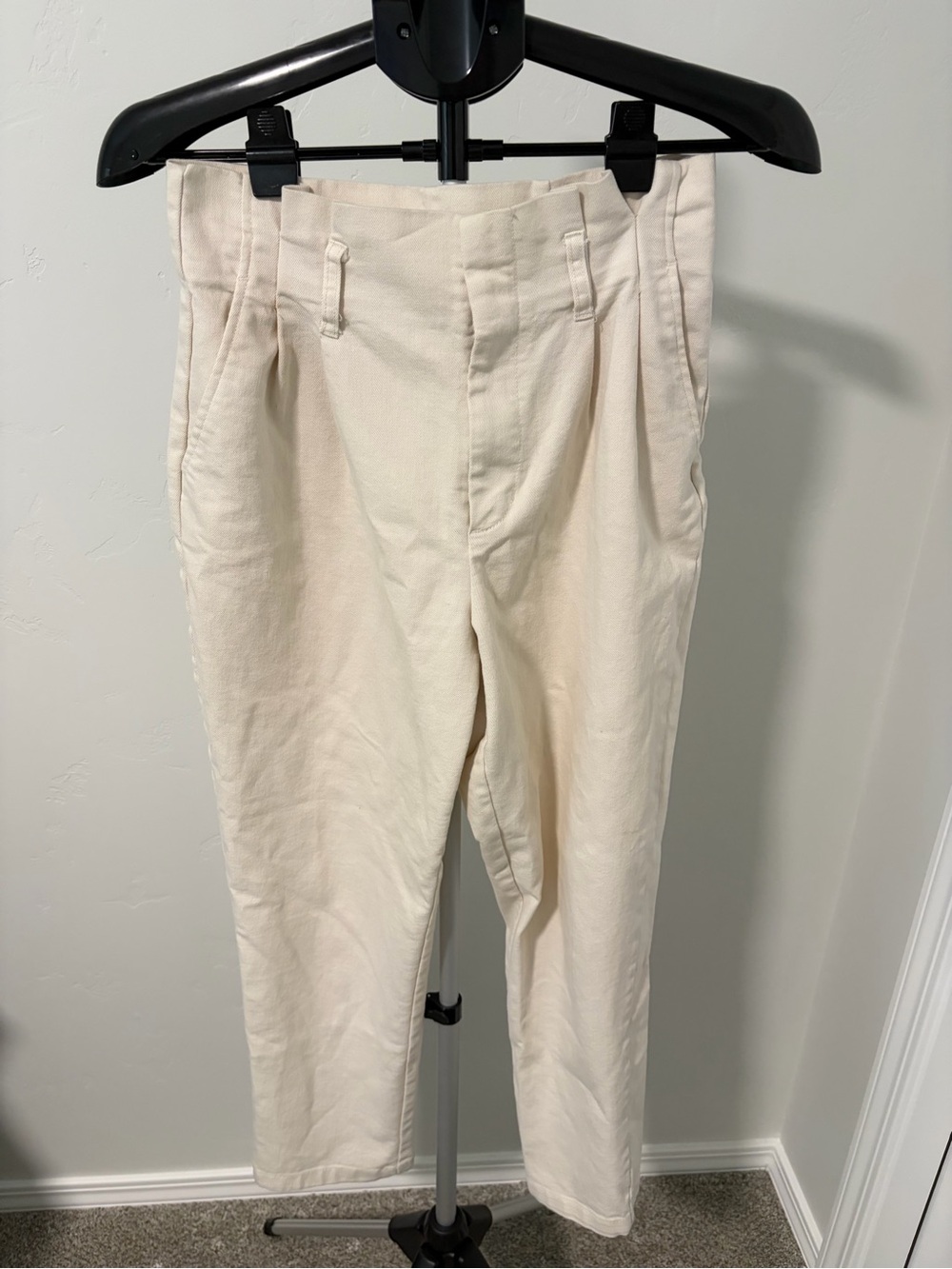 a new day Cream High-Waist Tapered Trousers size 4